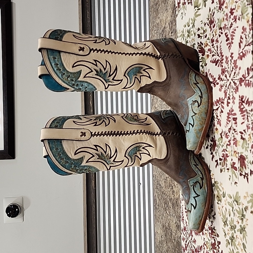 Ladies Tony Lama Turquoise, Tan and Brown snip toe boots.